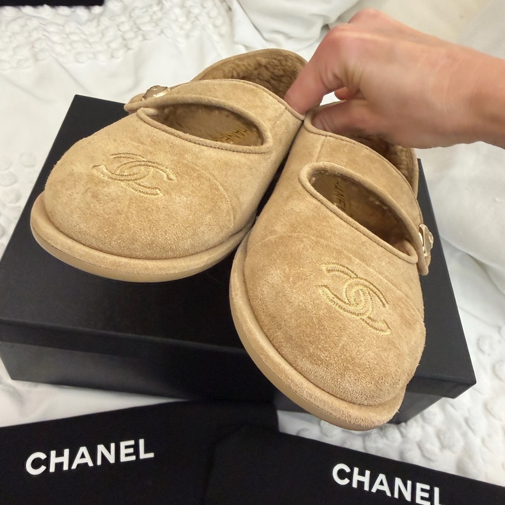 CHANEL Teddy Shearling Mary Janes Beige 38 BNIB SOLD OUT - Picture 4 of 12